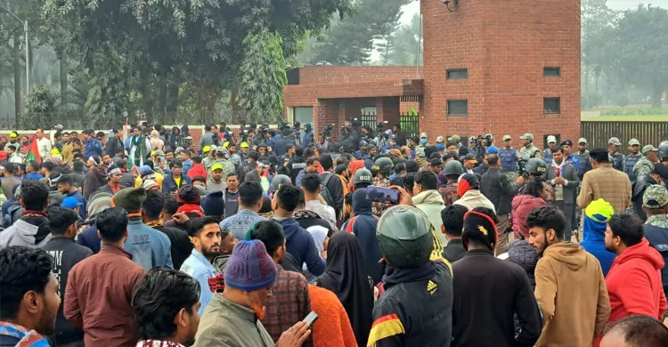 প্রিয় নেতাকে একনজর দেখতে স্মৃতিসৌধে নেতাকর্মীদের ঢল