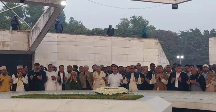 ১৯ বছর পর বাবার কবর জিয়ারত করলেন তারেক রহমান