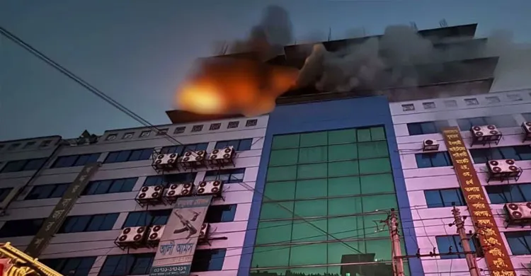 গুলিস্তানে শপিং কমপ্লেক্সে ভয়াবহ আগুন