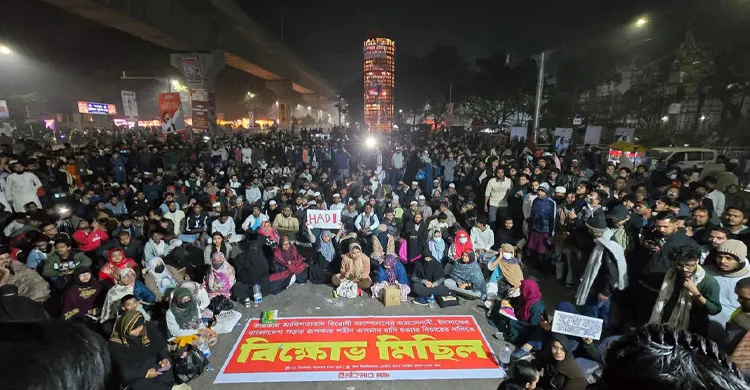 জমায়েত বাড়ছে শাহবাগে, রাতভর থাকার ঘোষণা