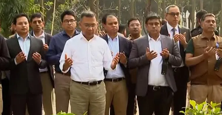 পিলখানা ট্র্যাজেডিতে নিহত সেনা কর্মকর্তাদের কবর জিয়ারত করলেন তারেক রহমান