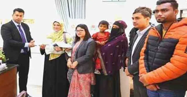 চট্টগ্রামের সড়কে কনকনে শীতে দুই শিশুর দায়িত্ব নিলেন ডিসি