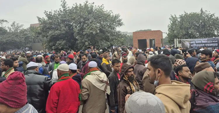 আপসহীন নেত্রীকে শেষ বিদায় জানাতে মানিক মিয়া অ্যাভিনিউয়ে মানুষের ঢল