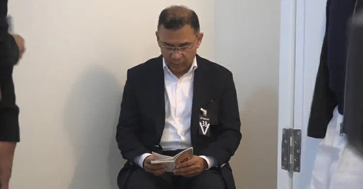 মায়ের কফিনের পাশে তারেক রহমানের কোরআন তেলাওয়াত