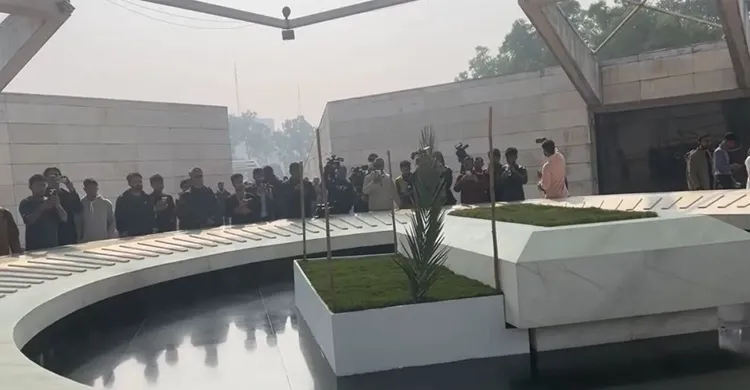 জিয়া উদ্যান উন্মুক্ত: খালেদা জিয়া ও জিয়াউর রহমানের সমাধিতে শ্রদ্ধা জানাতে জনস্রোত