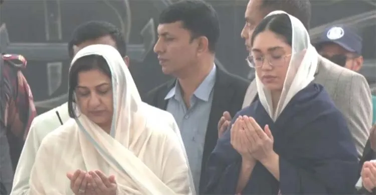 দাদি খালেদা জিয়ার কবর জিয়ারত করলেন জাইমা রহমান