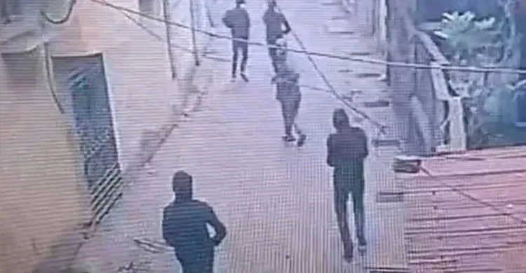 চট্টগ্রামে ব্যবসায়ীর বাড়ি লক্ষ্য করে সন্ত্রাসীদের গুলিবর্ষণ, নেপথ্যে চাঁদা দাবি