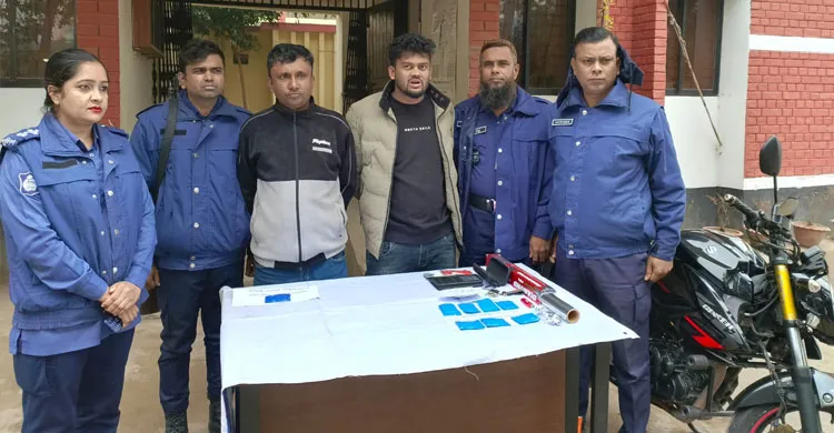 কাশিয়ানীতে পলাতক পুলিশসহ দুই মাদক কারবারি গ্রেপ্তার