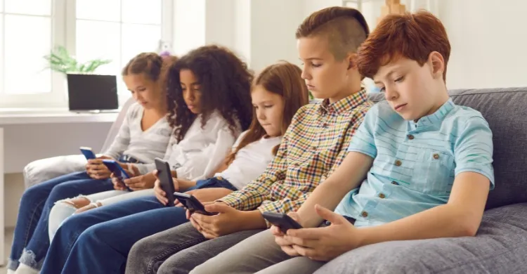 অতিরিক্ত স্মার্টফোন ব্যবহার: যেসব চোখের সমস্যায় ভুগছেন অনেকেই