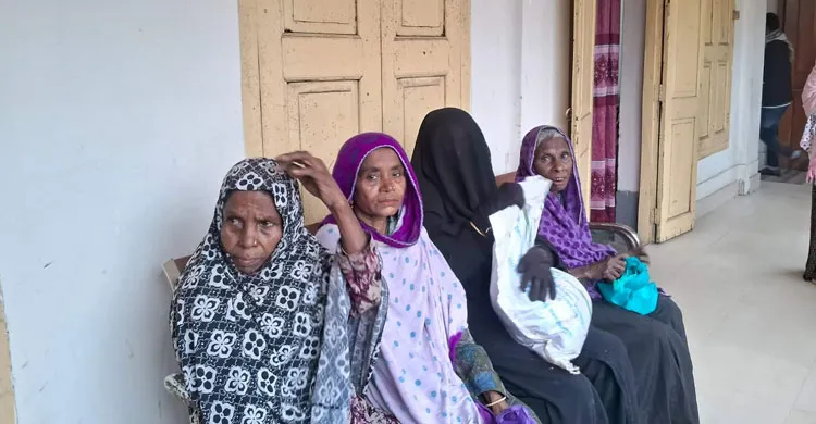 ঈশ্বরগঞ্জ ইউএনও অফিসের বারান্দায় কম্বলের আশায় দুস্থদের ভিড়