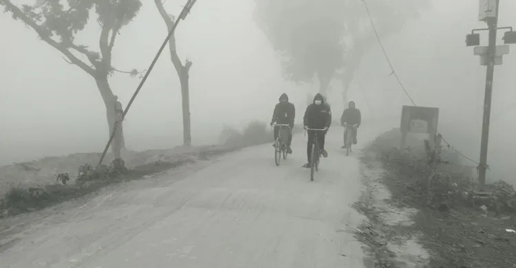 কুয়াশা ও শৈত্যপ্রবাহে ১০ জেলায় জনজীবন ব্যাহত