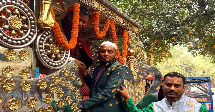 নরসিংদীতে ঘোড়ার গাড়িতে প্রধান শিক্ষকের রাজকীয় বিদায়