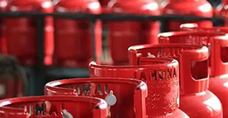 এলপিজি বিক্রি বন্ধের মধ্যেই ভ্যাট কমানোর সিদ্ধান্ত