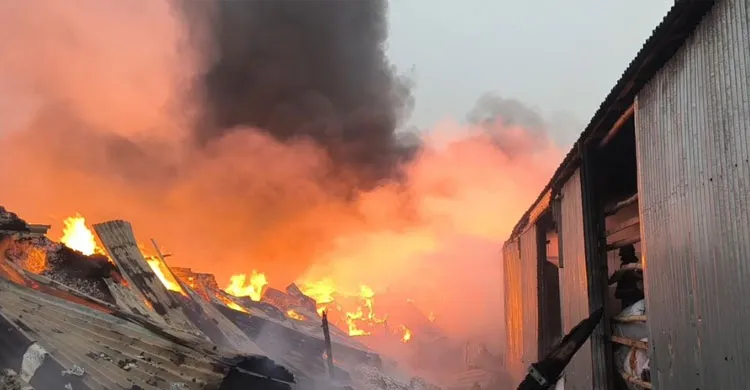 গাজীপুরে অগ্নিকাণ্ডে পুড়েছে ঝুটের অর্ধশতাধিক গুদাম