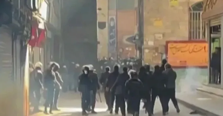 বিক্ষোভে উত্তাল ইরান: দেশজুড়ে ইন্টারনেট বন্ধ