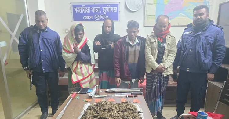 গজারিয়াতে সেনাবাহিনীর অভিযানে মাদক-দেশীয় অস্ত্রসহ আটক ৪