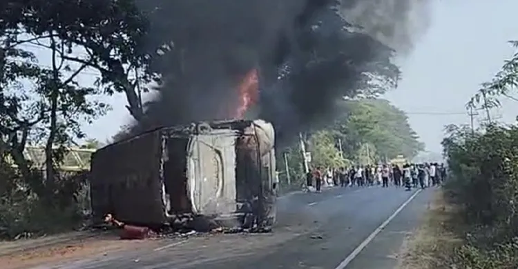 নিয়ন্ত্রণ হারিয়ে চলন্ত বাসে আগুন, নিহত ৪