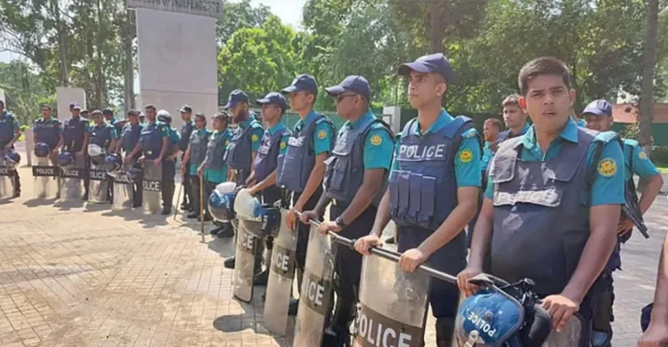 ঢাকায় সংসদ নির্বাচনের ভোটকেন্দ্রে নজিরবিহীন নিরাপত্তা ব্যবস্থা