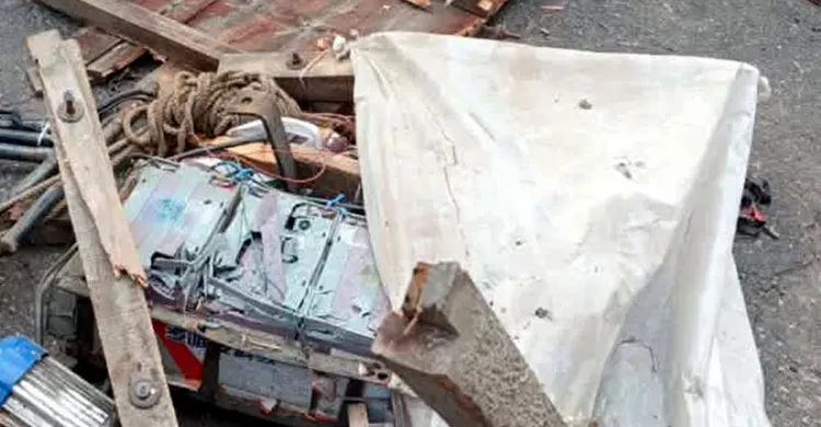 মহাসড়কে কাভার্ডভ্যানের চাপায় ভ্যানের তিন যাত্রী নিহত