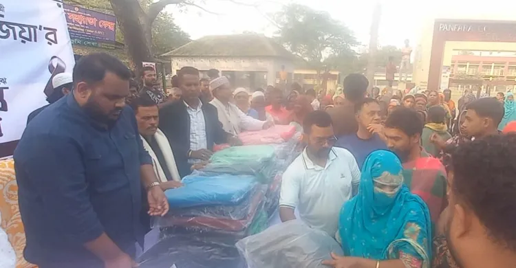সাভারে যুবদল নেতার উদ্যোগে শীতার্তদের মাঝে শীতবস্ত্র বিতরণ
