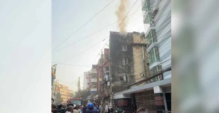 এবার ঢাকার আরেক স্থানে আগুন, কাজ করছে ফায়ার সার্ভিসের ২ ইউনিট