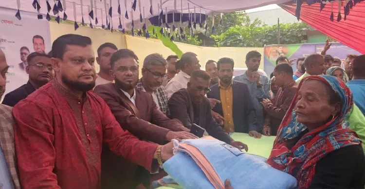শীতার্তদের মাঝে বিএনপি নেতার কম্বল বিতরণ