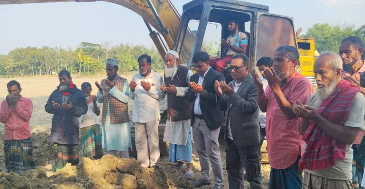 নেত্রকোনায় ভাগ্য বদলে ৬ রাস্তা নির্মাণ শুরু করলেন গ্রামবাসী