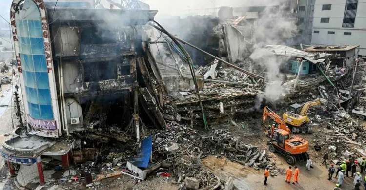 করাচির গুল প্লাজায় একটি দোকান থেকেই উদ্ধার ৩০ জনের দগ্ধ মরদেহ