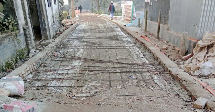 এলাকাবাসীর বাধায় কাজ বন্ধ, দুর্ভোগে জনসাধারণ