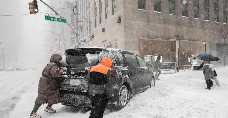তীব্র শীত ও ভয়াবহ তুষারঝড়ে যুক্তরাষ্ট্রে ৩০ জনের মৃত্যু