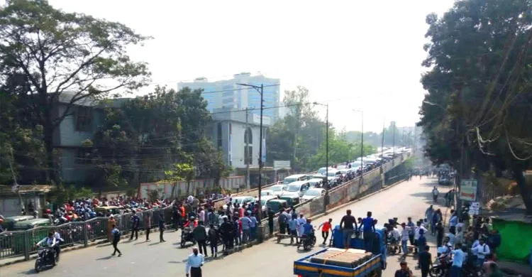 শিক্ষার্থীরা সরে গেলেও সাতরাস্তা এলাকায় যানজট কমেনি
