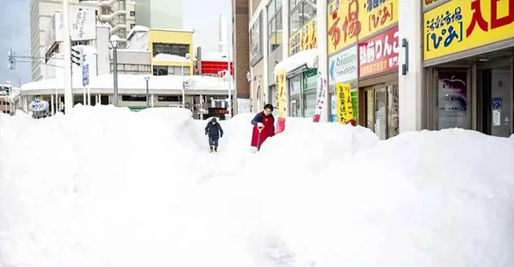 জাপানে অস্বাভাবিক তুষারপাতে মৃত বেড়ে ৩০, আউমোরিতে সেনা মোতায়েন