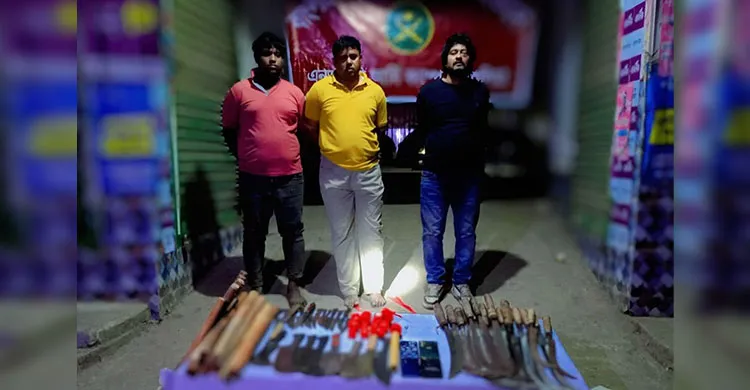 নির্বাচন সামনে রেখে আশুলিয়ায় নাশকতার প্রস্তুতি, অস্ত্র ও ককটেল উদ্ধার, যুবদল নেতাসহ গ্রেপ্তার ৩