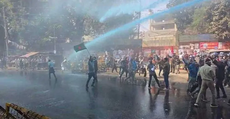 ৯ম পে স্কেলের গেজেট দাবিতে সরকারি কর্মচারীদের যমুনা ঘেরাও, পুলিশের সঙ্গে সংঘর্ষ