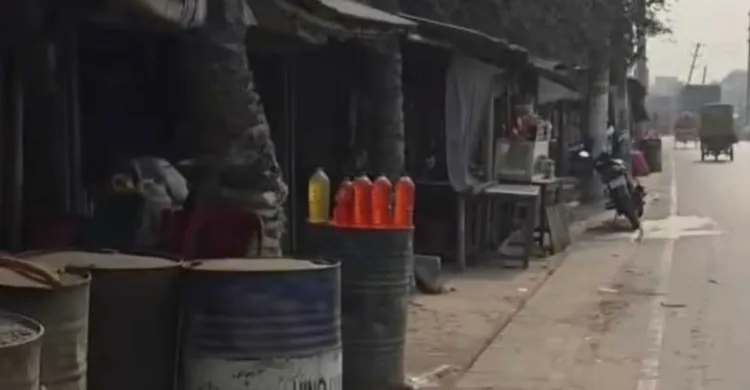 রূপগঞ্জে এশিয়ান হাইওয়ের পাশে রমরমা অবৈধ খোলা তেলের ব্যবসা, নীরব প্রশাসন