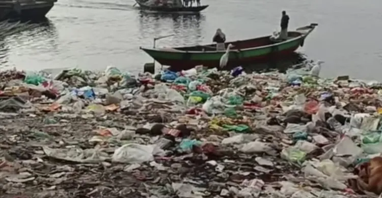 নিয়ন্ত্রণহীন শিল্পকারখানার অপরিশোধিত বর্জ্যে শীতলক্ষ্যা নদী মারাত্মকভাবে দূষিত