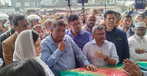 কারাইল বস্তিতে শিশুদের মধ্যে বই বিতরণ ও আই-ক্যাম্প পরিদর্শন করলেন জুবাইদা রহমান