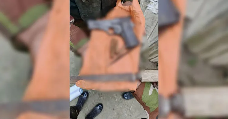 ফেনীতে সেনাবাহিনীর অভিযানে খামার থেকে বিদেশি পিস্তল ও ম্যাগাজিন উদ্ধার