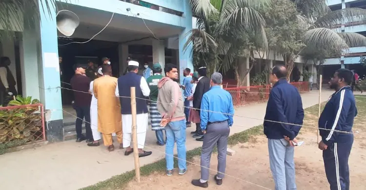 ভোর থেকেই কেন্দ্রে ভোটারদের ভিড়