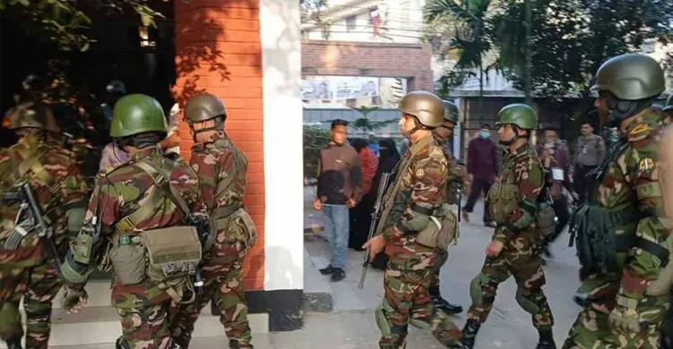 ঢাকা-৮ আসনে শাপলা প্রতীকের পোলিং এজেন্টকে কেন্দ্রে ঢুকতে বাধা, সেনাবাহিনী আসার পর পরিস্থিতি স্বাভাবিক