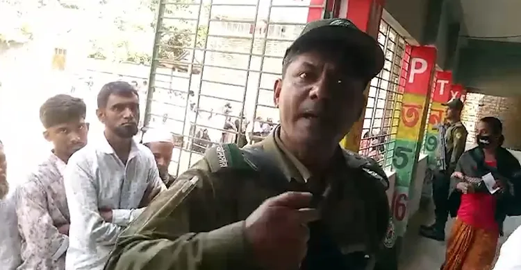 সোনারগাঁওয়ে ভোটকেন্দ্রে সাংবাদিক হেনস্থার অভিযোগ