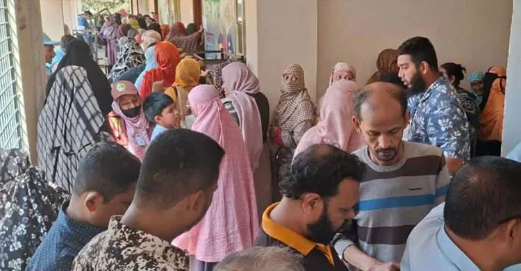 দুপুরের পর ভোটকেন্দ্রে ভোটারের দীর্ঘ সারি, বেড়েছে উপস্থিতি