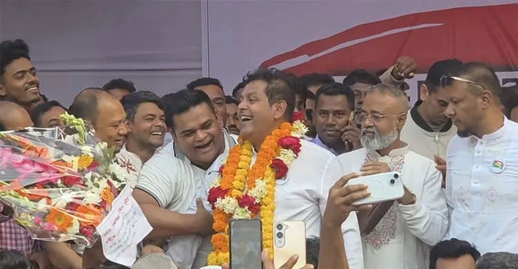 ফুলের শুভেচ্ছায় সিক্ত হলেন মুস্তাফিজুর রহমান ভুঁইয়া দিপু