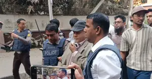 ধানমন্ডি ৩২ থেকে ঢাকা বিশ্ববিদ্যালয়ের অধ্যাপকসহ ৫ জন আটক