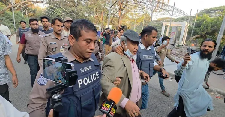 ধানমন্ডি ৩২- এ আটক আওয়ামীপন্থী ঢাবি শিক্ষক