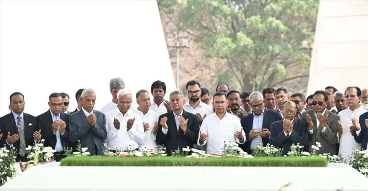 জিয়াউর রহমান ও খালেদা জিয়ার সমাধিতে প্রধানমন্ত্রী ও মন্ত্রিসভার সদস্যদের শ্রদ্ধা