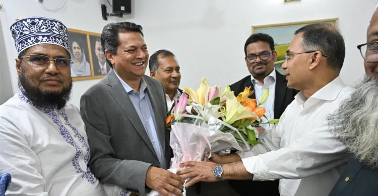 ওলামা দল কেন্দ্রীয় কমিটির আহ্বায়কের সঙ্গে বিএনপি চেয়ারম্যানের ফুলেল শুভেচ্ছা বিনিময়