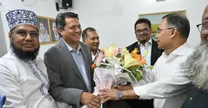 ওলামা দল কেন্দ্রীয় কমিটির আহ্বায়কের সঙ্গে বিএনপি চেয়ারম্যানের ফুলেল শুভেচ্ছা বিনিময়