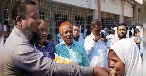ইয়াসের খান চৌধুরী তথ্য ও সম্প্রচার প্রতিমন্ত্রী হওয়ায় নান্দাইলে ছাত্র-ছাত্রীদের মাঝে মিষ্টি বিতরণ