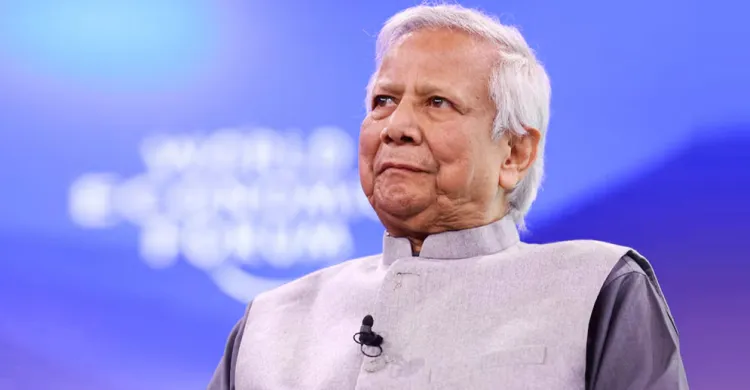 লাল পাসপোর্ট হস্তান্তর করেছেন ড. ইউনূস